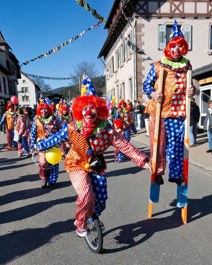 Artistisch auf Stelzen und mit dem Einrad in Lenzkirch unterwegs