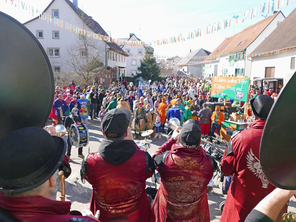 In Ewattingen gibt es einen wunderbar bunten Fasnetumzug, der viele Gruppen aus der Region lockt.