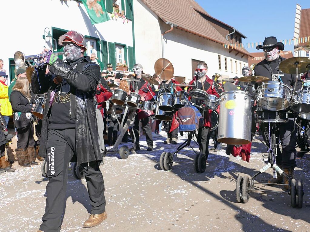 In Ewattingen gibt es einen wunderbar bunten Fasnetumzug, der viele Gruppen aus der Region lockt.