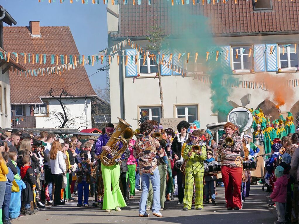 In Ewattingen gibt es einen wunderbar bunten Fasnetumzug, der viele Gruppen aus der Region lockt.