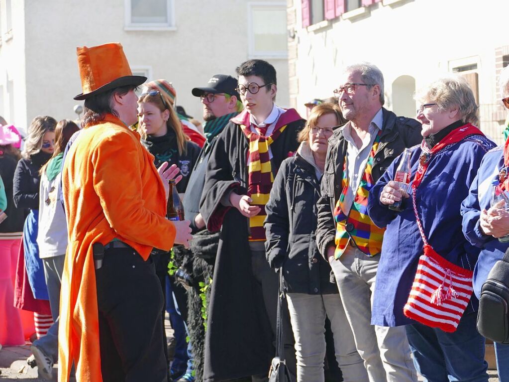 Confrencier Stefan Kech im Dialog mit den Narren am Straenrand.