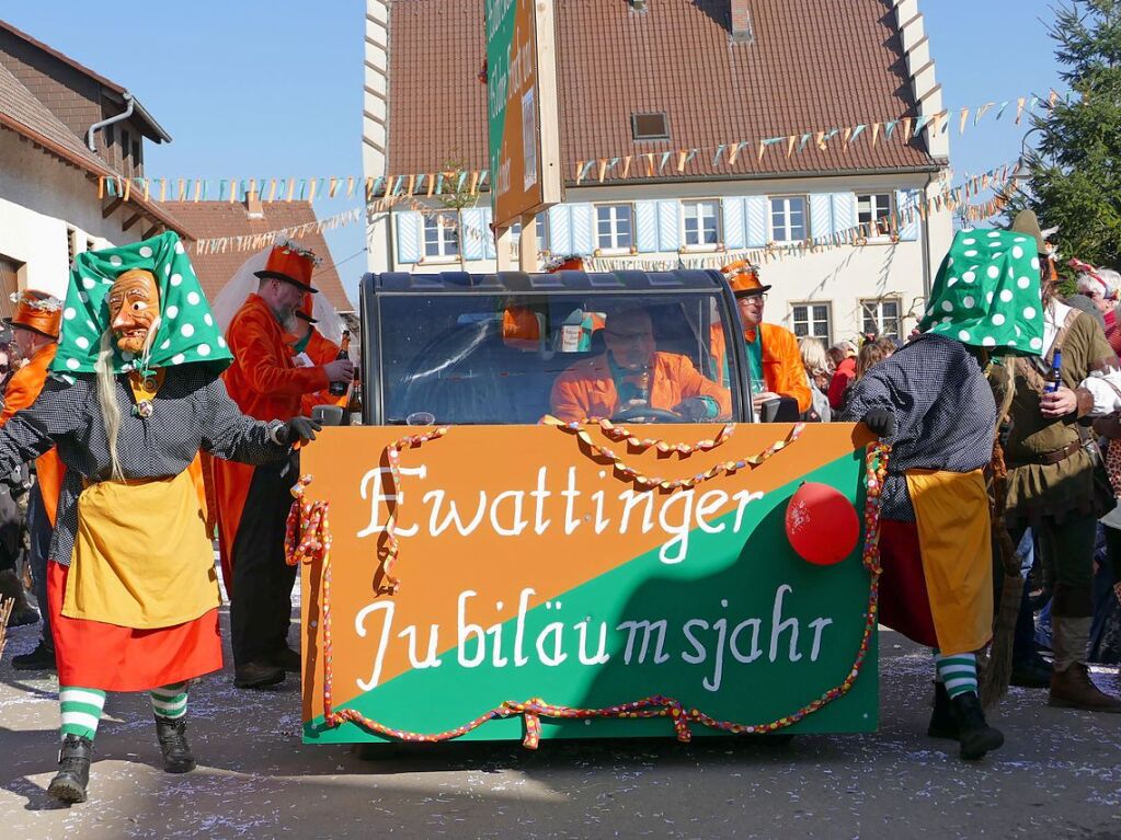 In Ewattingen gibt es einen wunderbar bunten Fasnetumzug, der viele Gruppen aus der Region lockt.