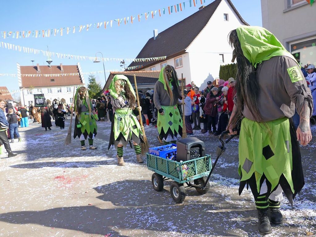 In Ewattingen gibt es einen wunderbar bunten Fasnetumzug, der viele Gruppen aus der Region lockt.