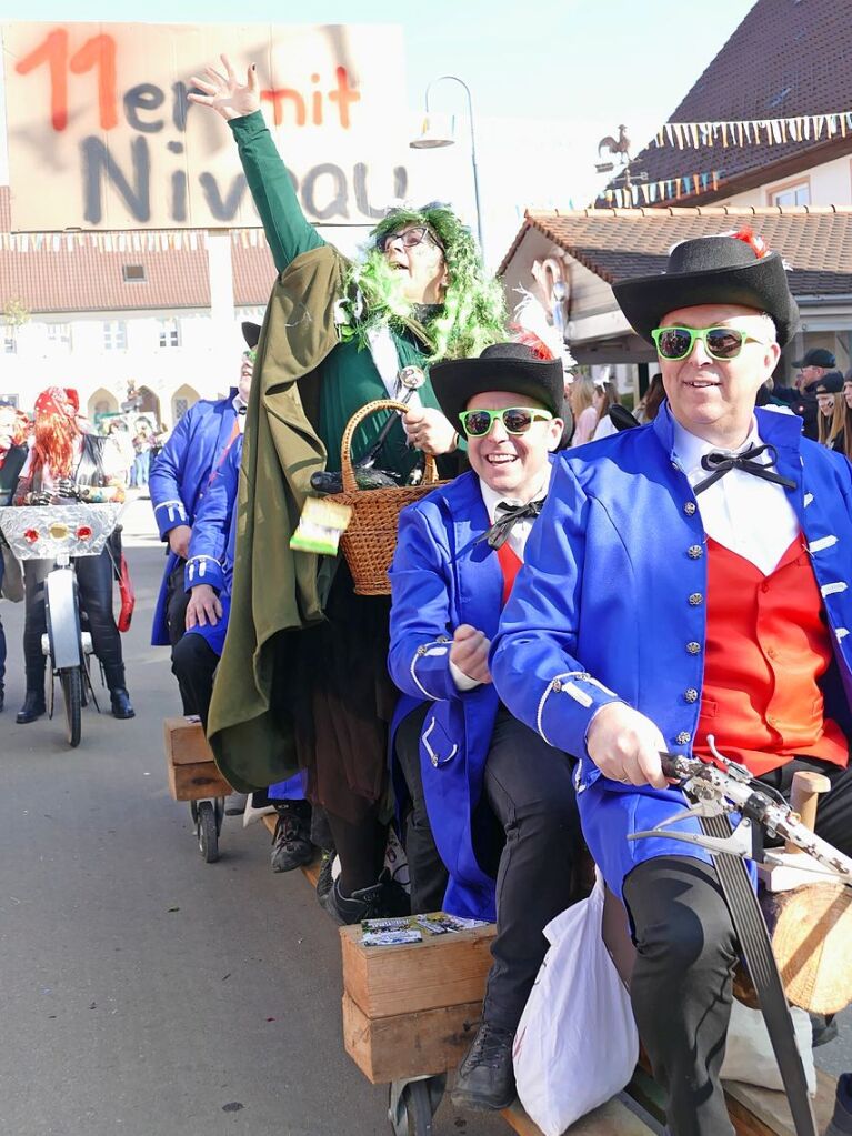 In Ewattingen gibt es einen wunderbar bunten Fasnetumzug, der viele Gruppen aus der Region lockt.