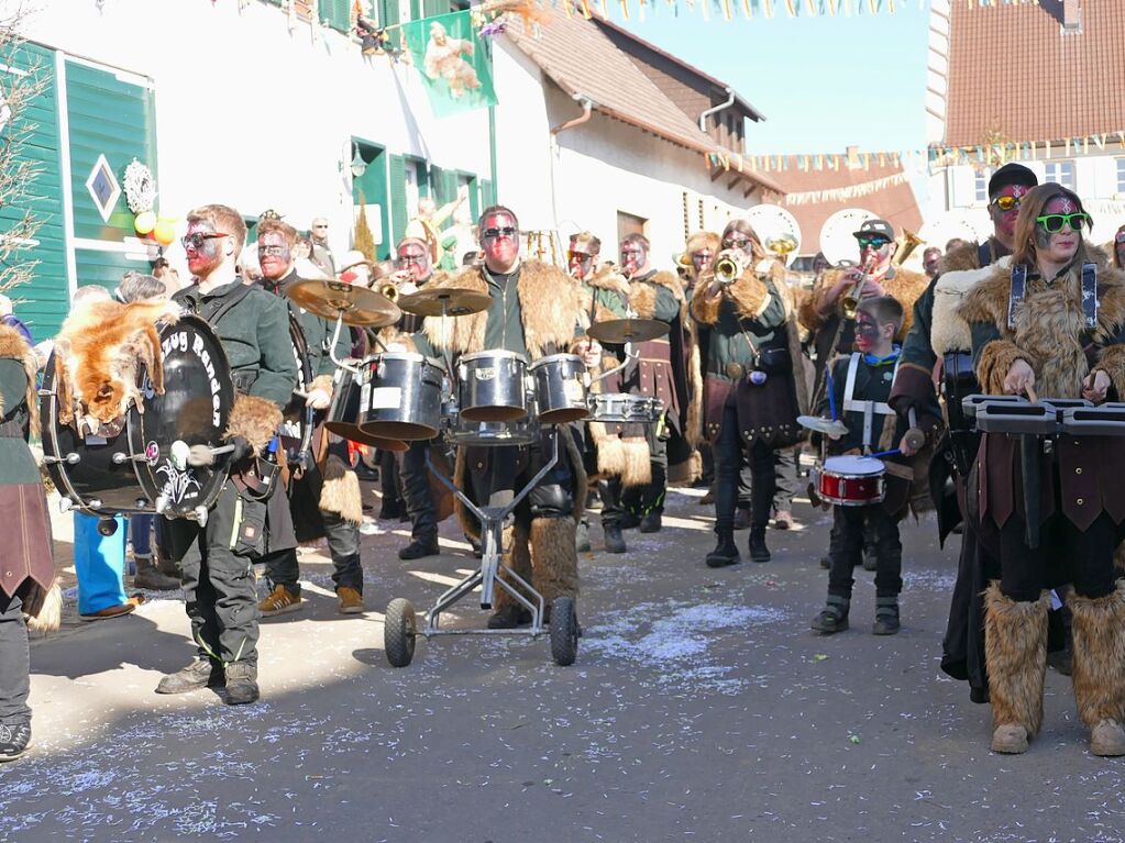 In Ewattingen gibt es einen wunderbar bunten Fasnetumzug, der viele Gruppen aus der Region lockt.