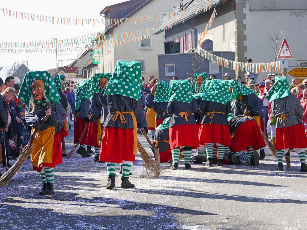 In Ewattingen gibt es einen wunderbar bunten Fasnetumzug, der viele Gruppen aus der Region lockt.