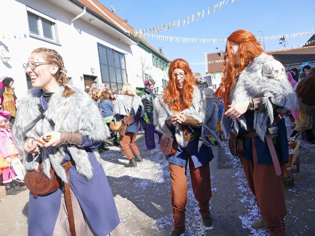 In Ewattingen gibt es einen wunderbar bunten Fasnetumzug, der viele Gruppen aus der Region lockt.