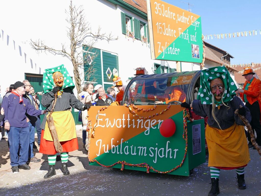 In Ewattingen gibt es einen wunderbar bunten Fasnetumzug, der viele Gruppen aus der Region lockt.