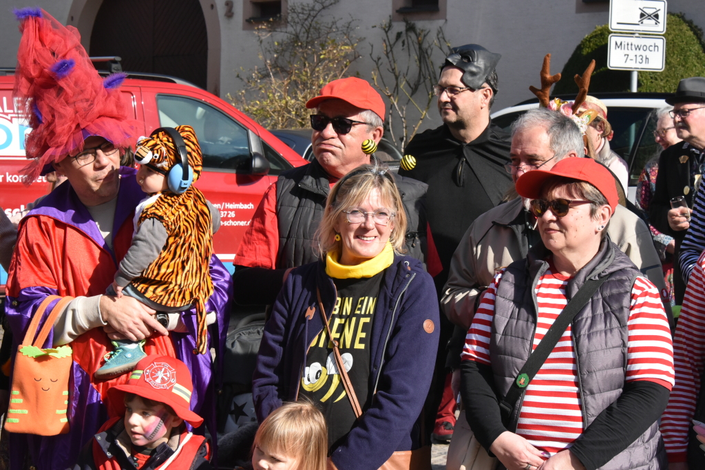 Frhlich und ausgelassen zogen beim Waldteufel-Umzug in Heimbach die Narren durch die Strae.