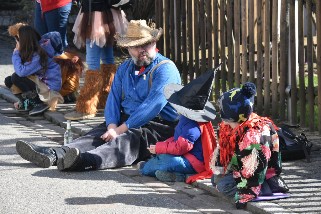 Frhlich und ausgelassen zogen beim Waldteufel-Umzug in Heimbach die Narren durch die Strae.