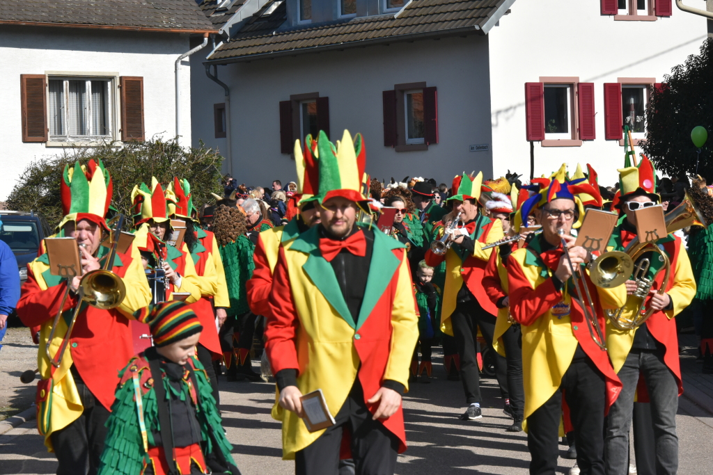 Frhlich und ausgelassen zogen beim Waldteufel-Umzug in Heimbach die Narren durch die Strae.