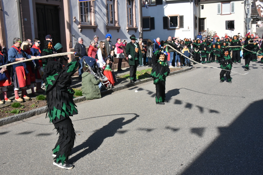 Frhlich und ausgelassen zogen beim Waldteufel-Umzug in Heimbach die Narren durch die Strae.