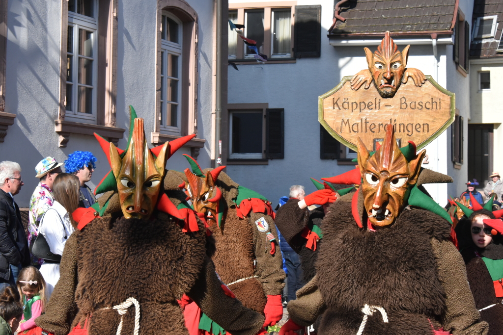 Frhlich und ausgelassen zogen beim Waldteufel-Umzug in Heimbach die Narren durch die Strae.