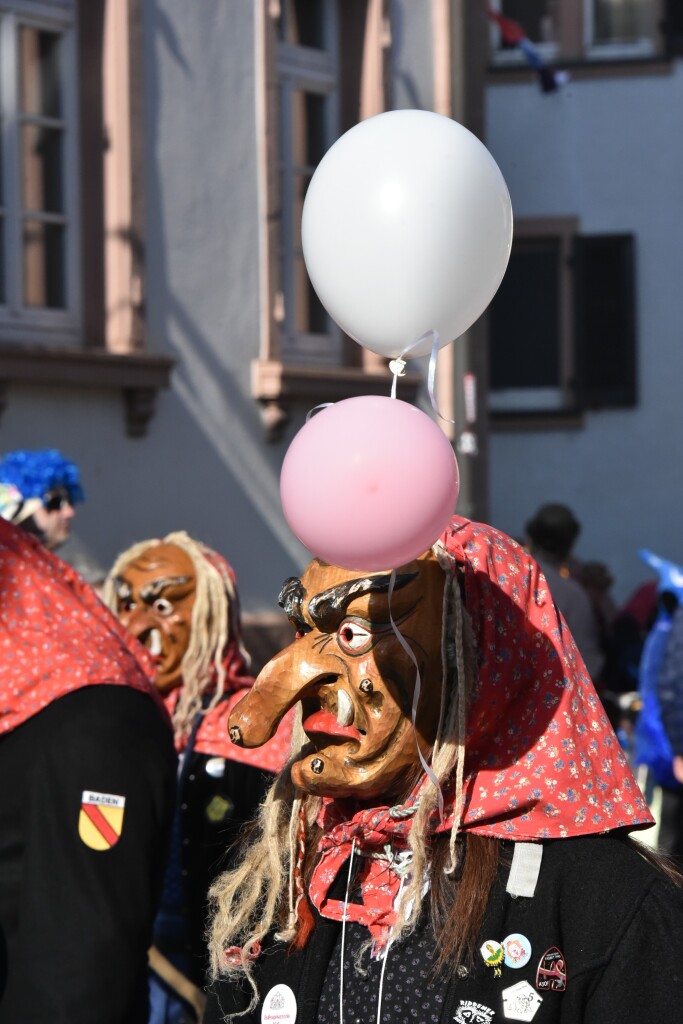 Frhlich und ausgelassen zogen beim Waldteufel-Umzug in Heimbach die Narren durch die Strae.