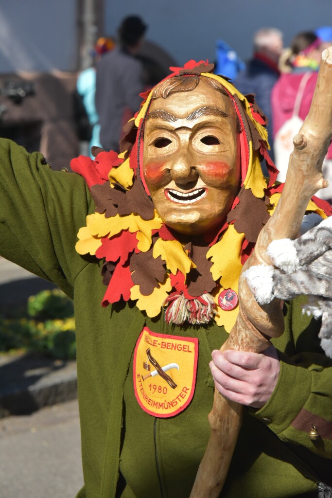 Frhlich und ausgelassen zogen beim Waldteufel-Umzug in Heimbach die Narren durch die Strae.