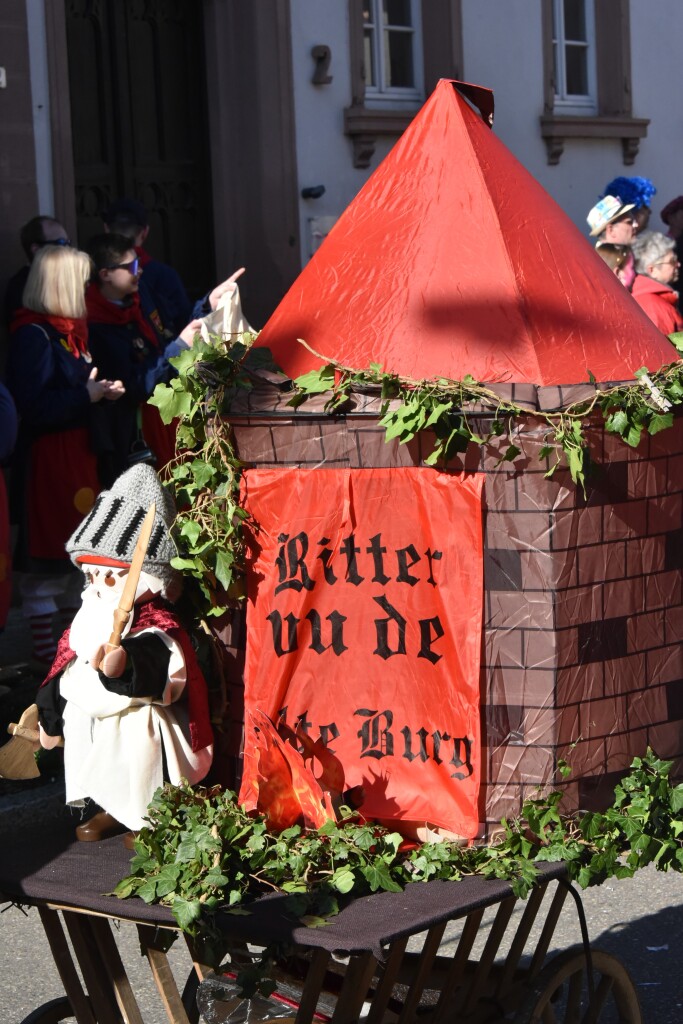 Frhlich und ausgelassen zogen beim Waldteufel-Umzug in Heimbach die Narren durch die Strae.