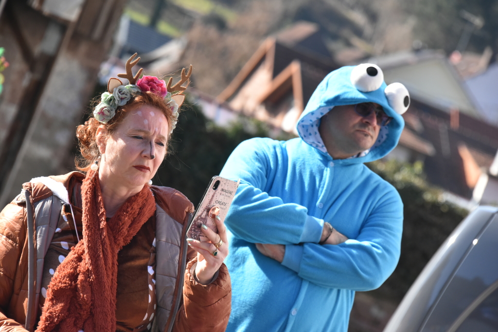 Frhlich und ausgelassen zogen beim Waldteufel-Umzug in Heimbach die Narren durch die Strae.