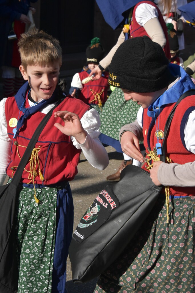 Frhlich und ausgelassen zogen beim Waldteufel-Umzug in Heimbach die Narren durch die Strae.