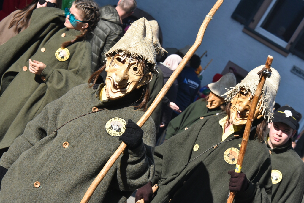 Frhlich und ausgelassen zogen beim Waldteufel-Umzug in Heimbach die Narren durch die Strae.