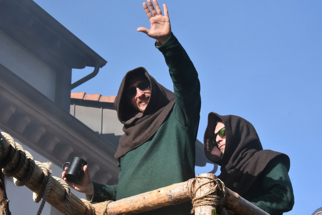 Frhlich und ausgelassen zogen beim Waldteufel-Umzug in Heimbach die Narren durch die Strae.