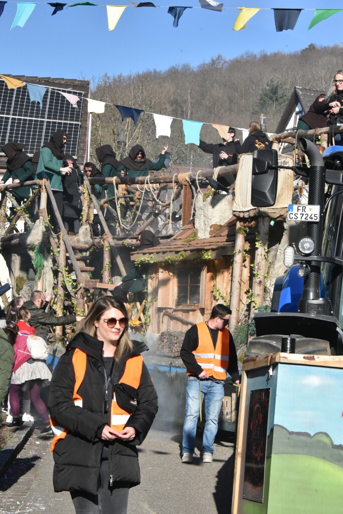 Frhlich und ausgelassen zogen beim Waldteufel-Umzug in Heimbach die Narren durch die Strae.