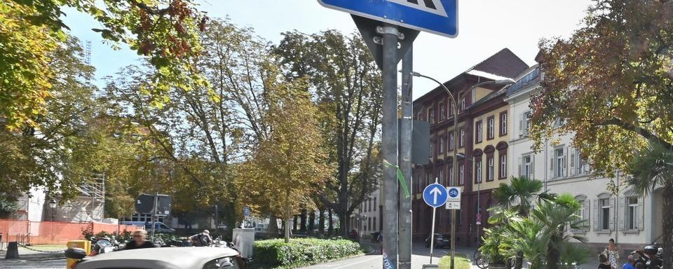 Ein aggressiver Autofahrer soll in der Freiburger City einen Radler umgestoen haben