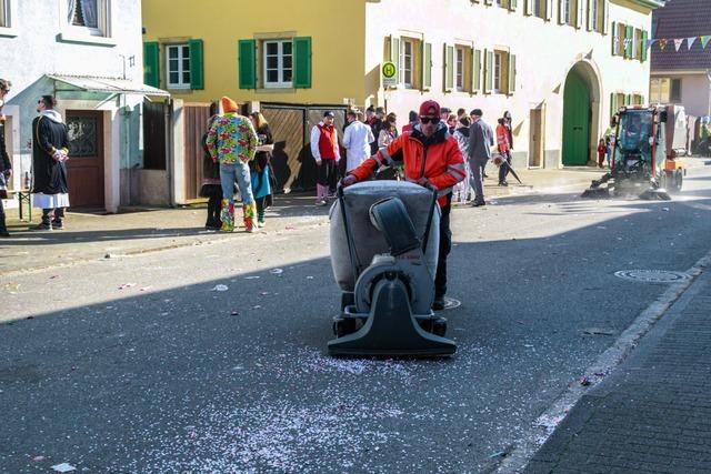 Das sind die Mnner, die hinter den Feiernden beim Umzug in Ehrenstetten aufrumen