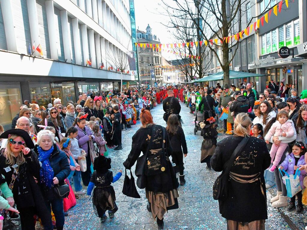 So feierten in Lrrach die Nrrinnen und Narren den Fasnachtszyschdig.