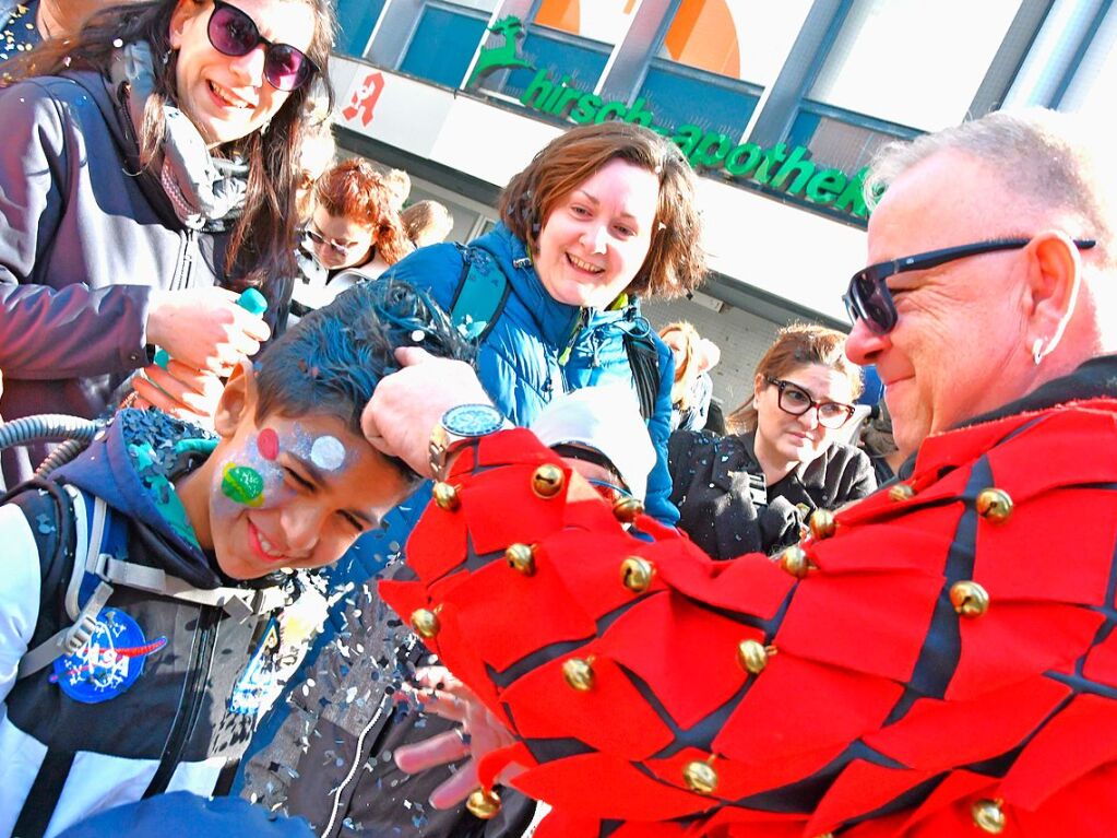 So feierten in Lrrach die Nrrinnen und Narren den Fasnachtszyschdig.