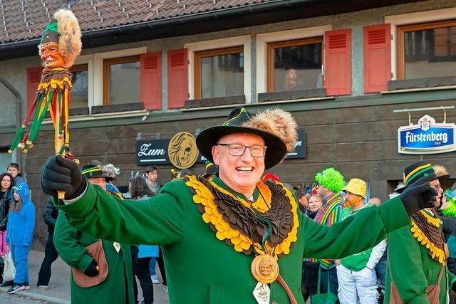 Beim Fastnachtsmontag Umzug in Lenzkirch strahlen Narren und Wetter um die Wette