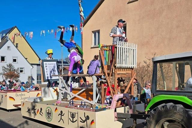 Beim Umzug in Unadingen rollt eine rosa Welle und ein Meer in Gelb