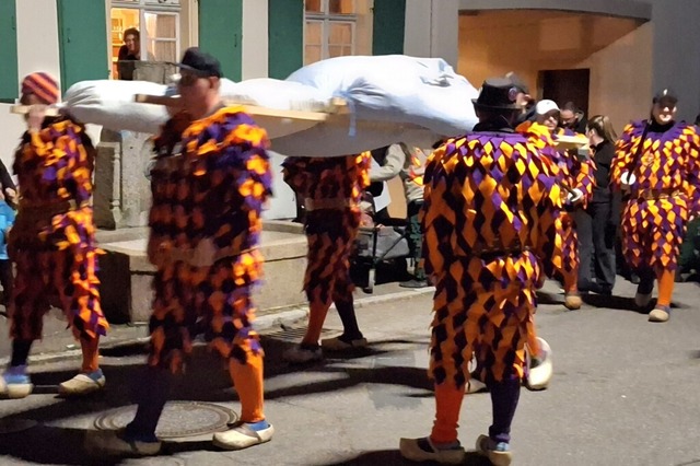 Narren tragen in Hausen symbolisch die Fasnacht zur Verbrennung.  | Foto: Edgar Steinfelder