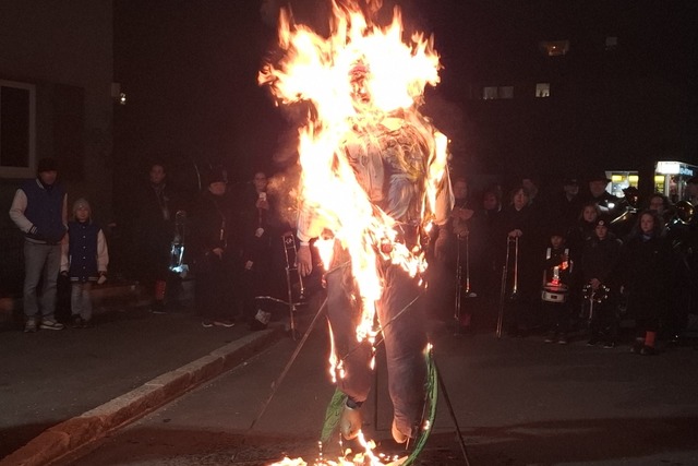 Der Buzzimummel steht in Flammen  | Foto: Heinz Vollmar