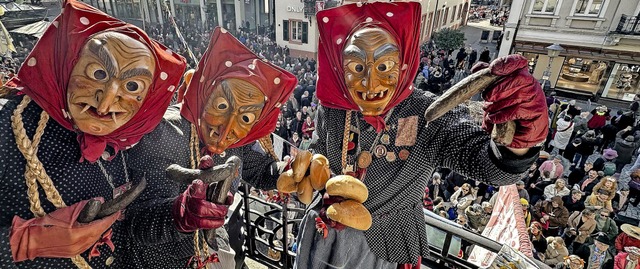 Darauf warten unzhlige junge und alte...eptunbrunnen: Hexewrscht und Wecken.   | Foto: Helmut Seller