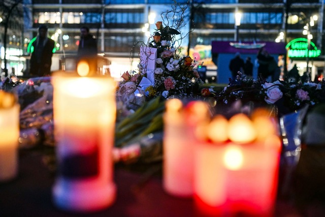 Mit Blumen und Kerzen wird nach der Todesfahrt der Opfer gedacht.  | Foto: Uli Deck/dpa