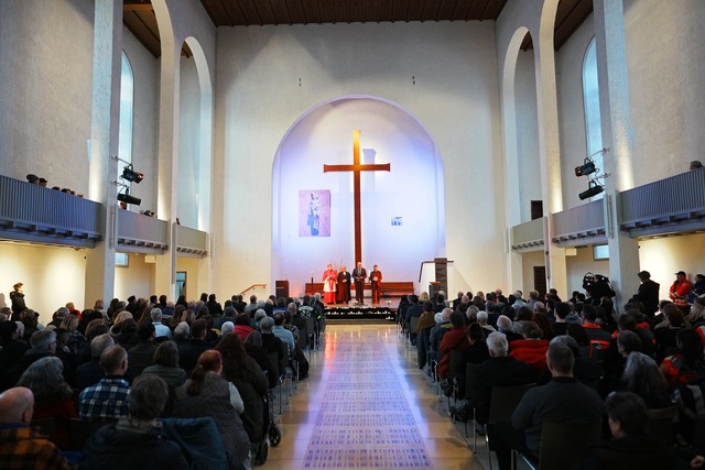 Bei einem Gedenkgottesdienst erinnerten viele Menschen an die Toten.  | Foto: Andreas Henn/Evangelische Kirche Mannheim/dpa