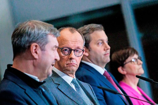 Sder, Merz, Klingbeil und Esken bei d...rchen zwischen der Union und der SPD.  | Foto: Carsten Koall (dpa)