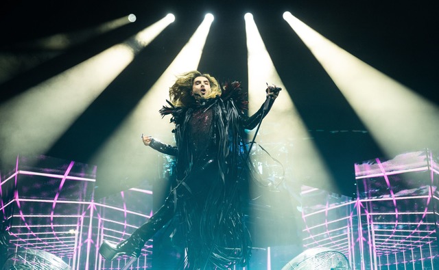 Bill Kaulitz tanzt beim Tourauftakt von Tokio Hotel.  | Foto: Marijan Murat/dpa