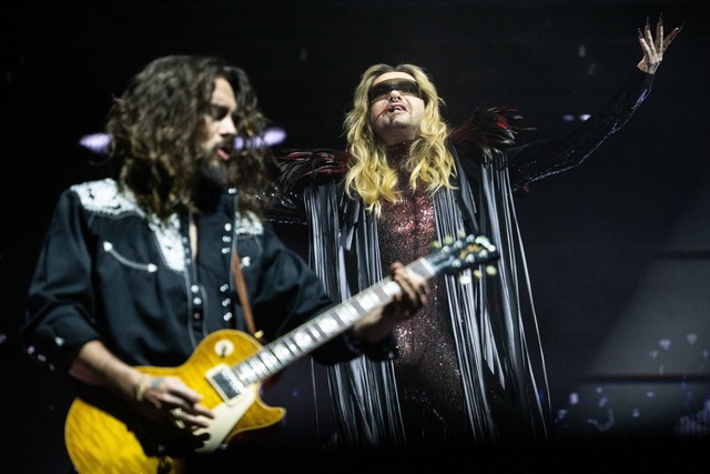 Tom (l.) und Bill Kaulitz spielen seit...kio Hotel er&ouml;ffnen sie gemeinsam.  | Foto: Marijan Murat/dpa