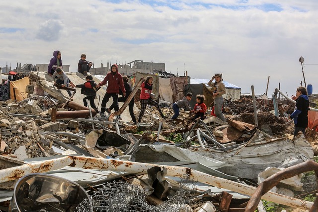 Besonders dramatisch ist die Lage im G...uuml;r die vielen Kinder. (Archivbild)  | Foto: Abed Rahim Khatib/dpa