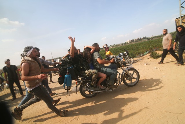 Dutzende entf&uuml;hrte Israelis sind ...ml;nden der Geiselnehmer. (Archivbild)  | Foto: Uncredited/AP/dpa