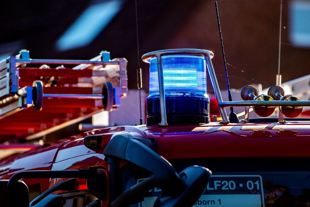 Die Feuerwehr war mit 96 Einsatzkr&auml;ften vor Ort. (Symbolbild)  | Foto: David Inderlied/dpa