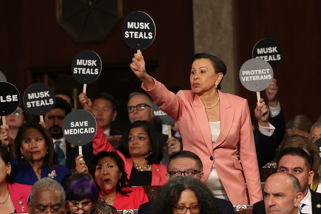 Demokraten protestierten w&auml;hrend der Rede mit Schildern.  | Foto: Win McNamee/POOL Getty Images/AP/dpa