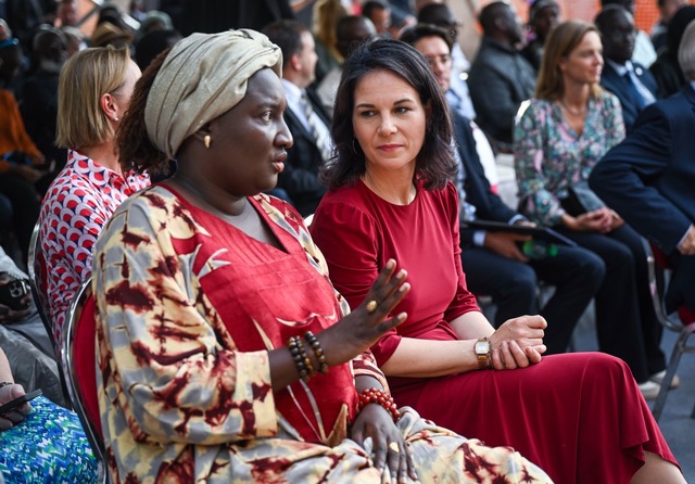 Als Au&szlig;enministerin war Baerbock... Achse - hier im Senegal. (Archivbild)  | Foto: Britta Pedersen/dpa