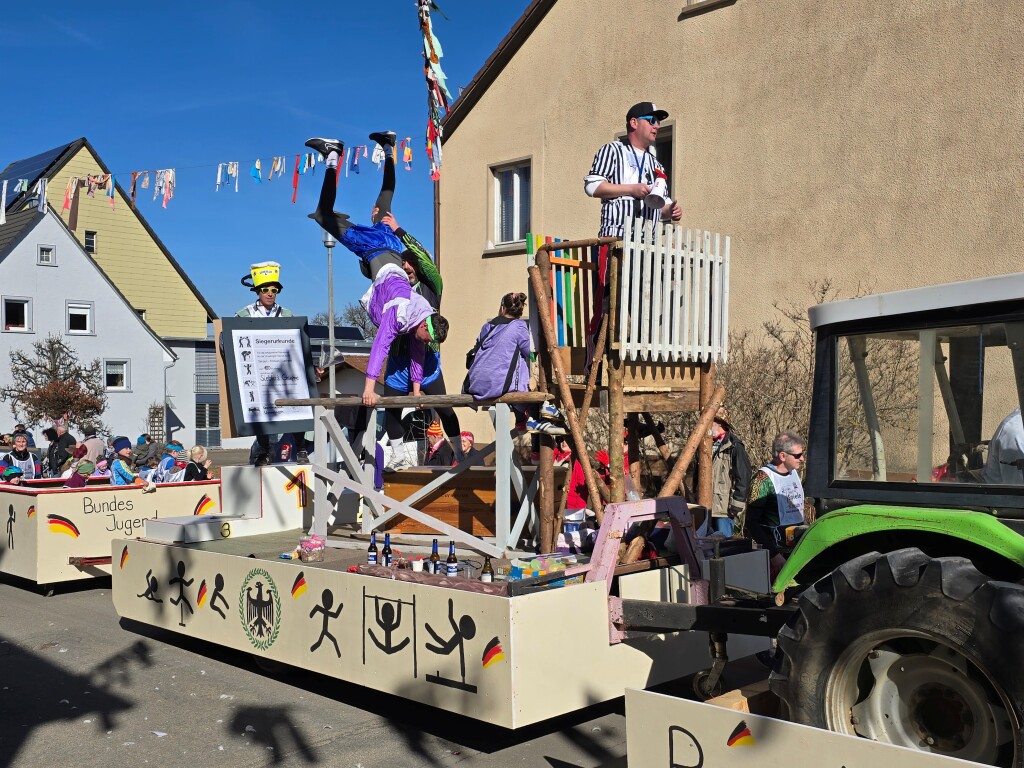 Bei dem Umzug in Lffingen waren aufwendige Wagen und tolle Gruppen unterwegs.