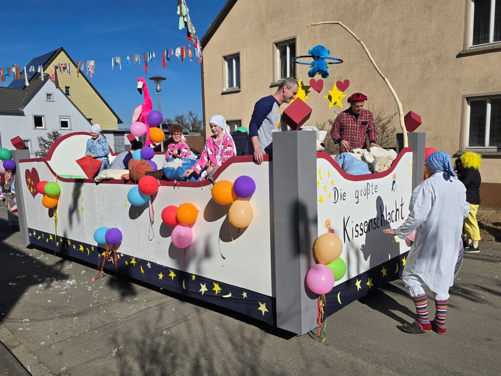 Bei dem Umzug in Lffingen waren aufwendige Wagen und tolle Gruppen unterwegs.