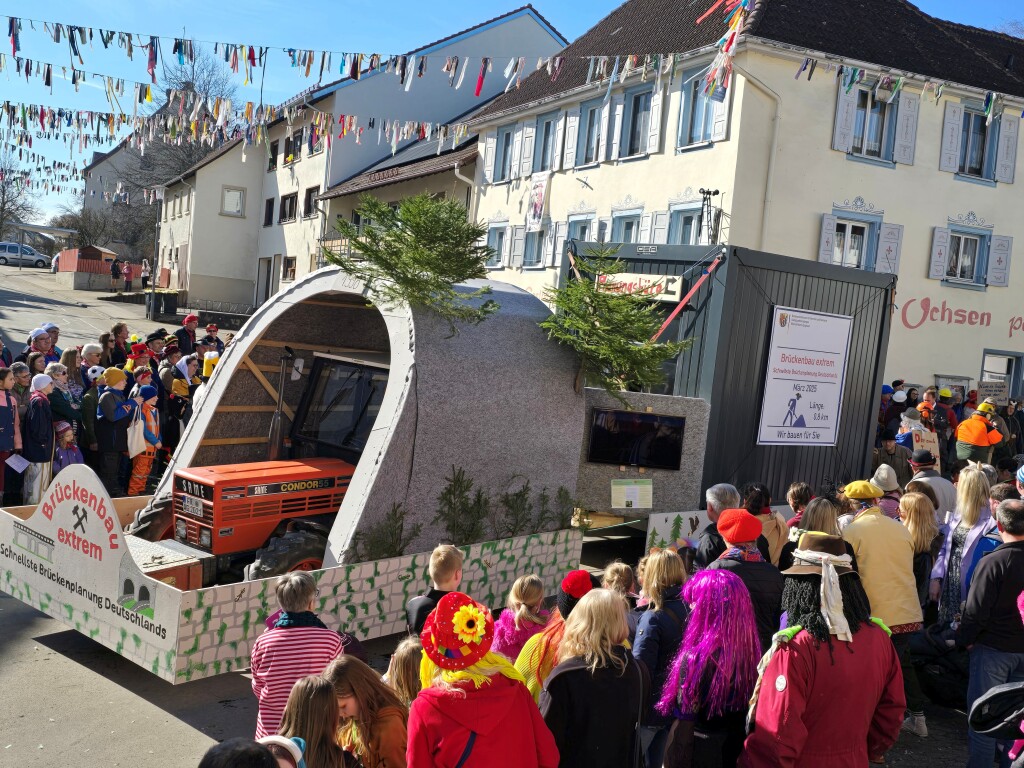 Bei dem Umzug in Lffingen waren aufwendige Wagen und tolle Gruppen unterwegs.