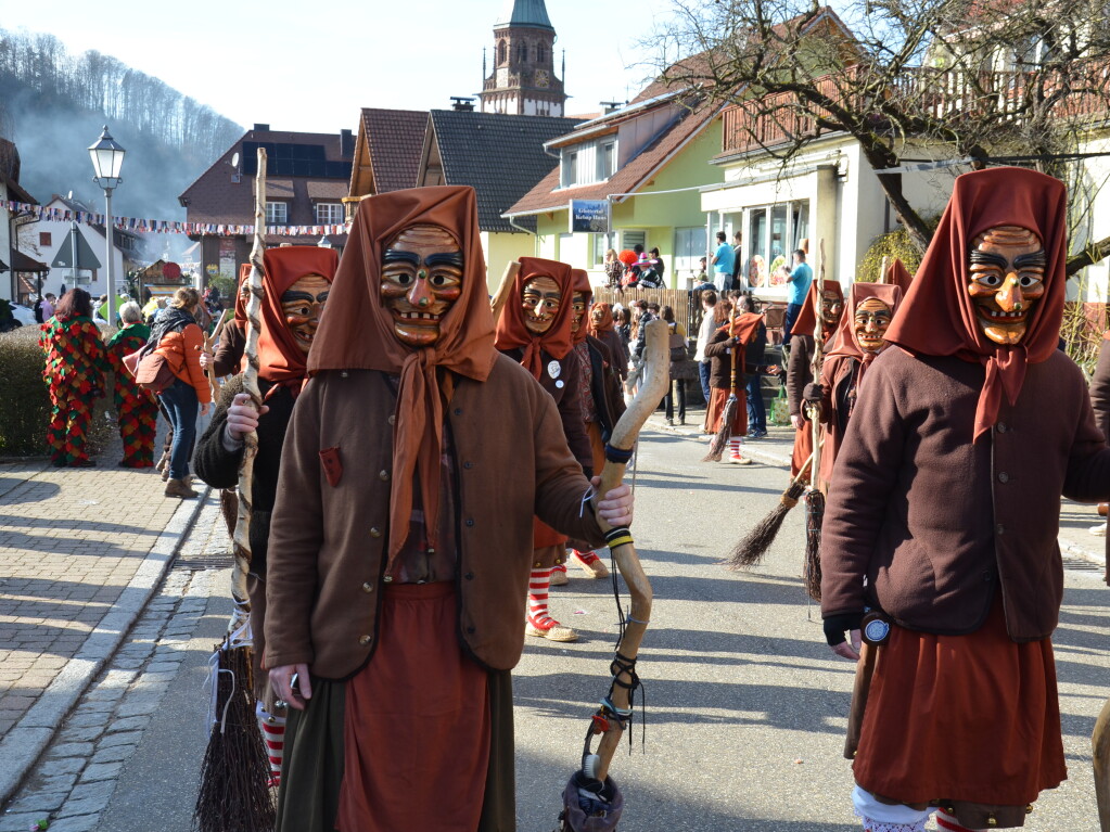 Die Trachtenkapelle Glottertal sowie die Narrenznfte Triibl, Plattewiebli und Eichberghexen marschieren am Sonntag vorneweg. Es folgten diverse Gruppierungen aus dem Glottertal sowie sechs Gastznfte.