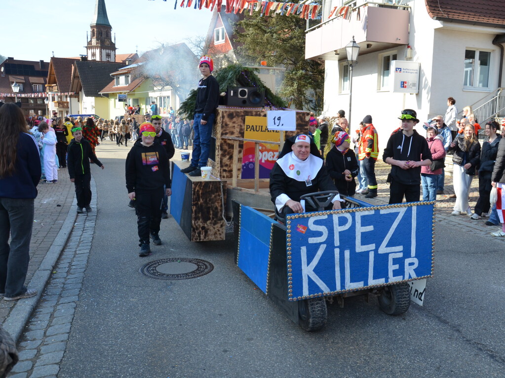 Die Trachtenkapelle Glottertal sowie die Narrenznfte Triibl, Plattewiebli und Eichberghexen marschieren am Sonntag vorneweg. Es folgten diverse Gruppierungen aus dem Glottertal sowie sechs Gastznfte.