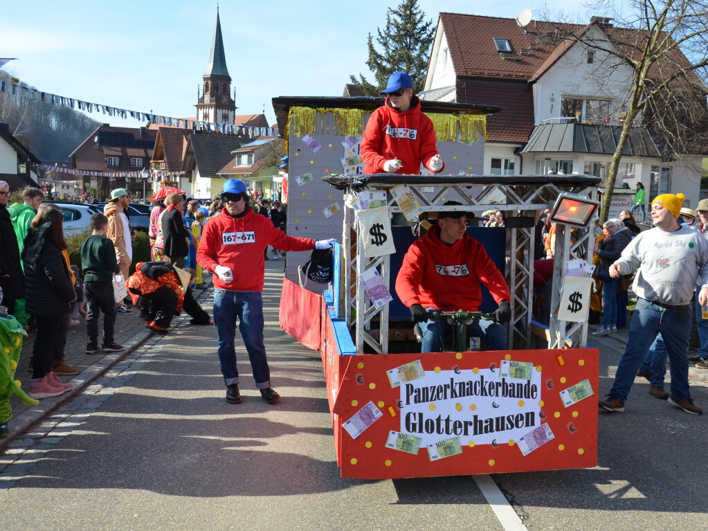 Die Trachtenkapelle Glottertal sowie die Narrenznfte Triibl, Plattewiebli und Eichberghexen marschieren am Sonntag vorneweg. Es folgten diverse Gruppierungen aus dem Glottertal sowie sechs Gastznfte.